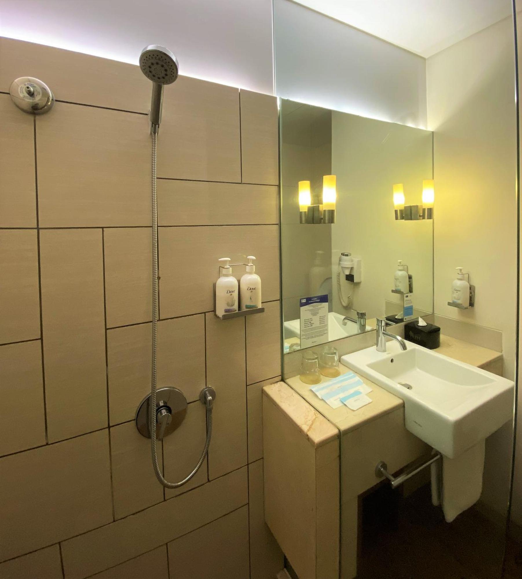 Holiday Inn Express Jakarta Pluit Citygate By Ihg Exterior photo