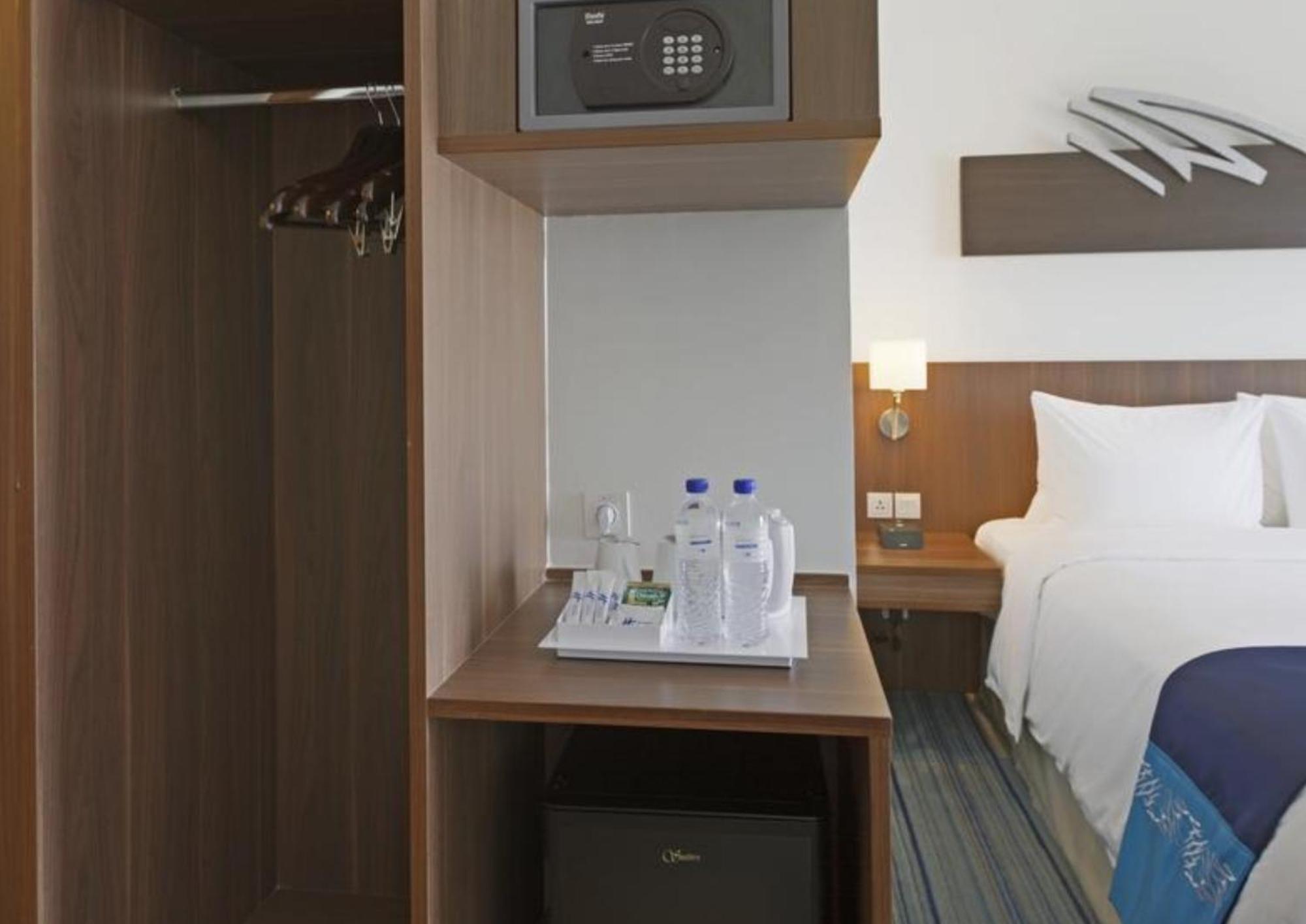 Holiday Inn Express Jakarta Pluit Citygate By Ihg Exterior photo